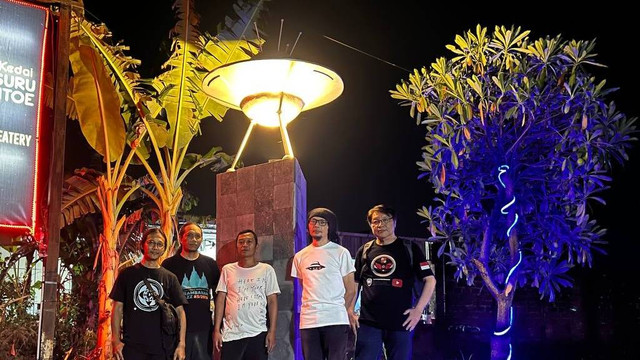 Pendiri BETA UFO, Nur Agustinus (paling kanan) dan Pendiri IUN Venzha Christ (di sebelah Nur Agustinus) dan pegiat UFO lainnya berfoto di Crop Circle Monument, Berbah, Sleman. Foto: Dok. IUN