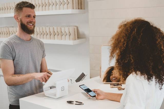 Kunci jawaban TTS untuk soal orang yang menjualkan barang. Sumber: unsplash.com