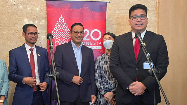 Gubernur DKI Jakarta Anies Rasyid Baswedan dan Co-Chair Y20 Indonesia Micahel Victor Sianipar di Hotel Indonesia Kempinski, Jakarta Pusat, Senin, (18/7).  Foto: Haya Syahira/kumparan