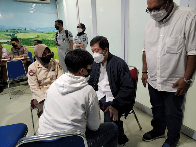 Dirut Pertamina Patra Niaga, Alfian Nasution (Kedua dari kanan) menjenguk korban kecelakaan truk tangki di Cububur yang sedang dirawat di RS Polri Kramatjati. Foto: Dok. Pertamina Patra Niaga