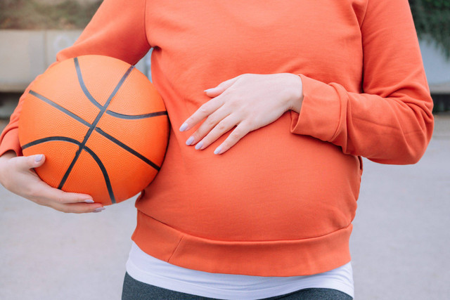Ilustrasi Ibu Hamil Bermain Basket. Foto: Shutterstock