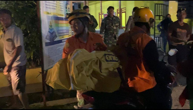 Petugas evakuasi jenazah diduga Lettu Pnb Allan Safitra Indra, pilot pesawat T50i Golden Eagle yang jatuh di Blora. Foto: Febrian Chandra/STR/kumparan