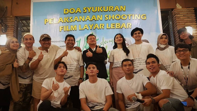 Doa syukuran pelaksanaan syuting film layar yang digelar di Saung Telaga menandai dimulai kembali produksi film tersebut. Selasa, (19/7). Foto: dok banthayo