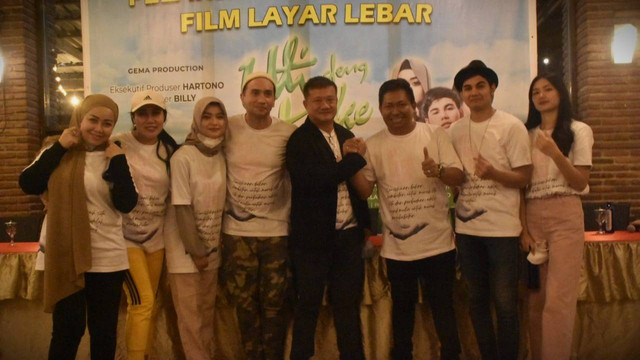 Produser dan para artis pemeran film "Uti deng Keke" Selasa, (19/7). Foto: Dok banthayo  