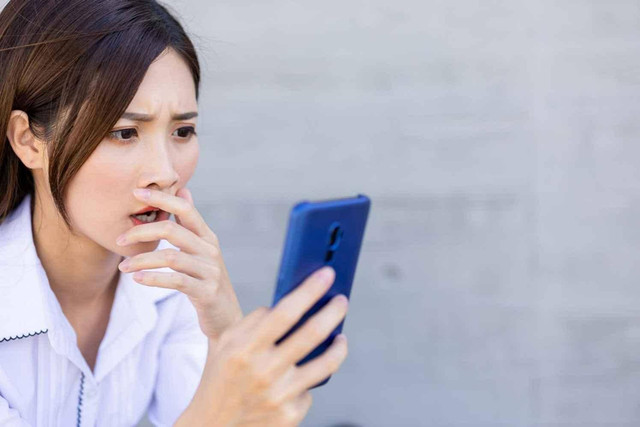 Ilustrasi seseorang mendapat pesan mencurigakan mengatasnamakan bank. Foto Shutterstock