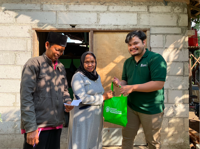 Penyerahan paket daging dan sembako dari FIGHT Esports dan FIF kepada warga