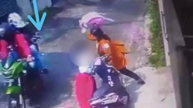 Pelaku penembakan seorang istri tentara saat menembak korban. Foto: Dok. Istimewa