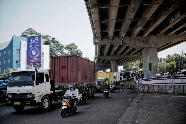 Lokasi kecelakaan maut di Jalan Transyogi, Bekasi, Jawa Barat, Selasa (19/7/2022). Foto: Jamal Ramadhan/kumparan
