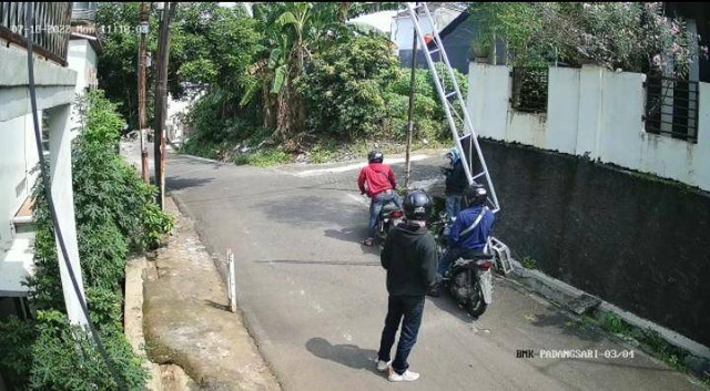 Tangkapan layar dari CCTV saat keempat pelaku berada dilingkungan rumah korban. Foto: Dok. Istimewa