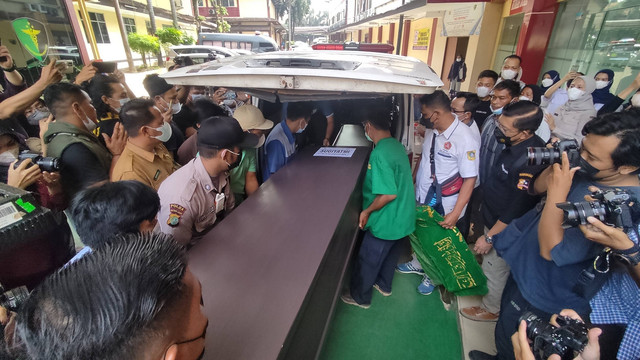 Penyerahan jenazah korban kecelakaan truk Pertamina Cibubur di Rs Polri Kramat Jati, Selasa (19/7/2022).
 Foto: Jonathan Devin/kumparan