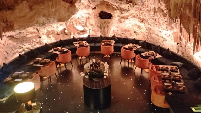 Suasana restoran dalam goa bernama The Cave di Hotel The Edge, Jalan Pura Goa Lempeh, Desa Adat Pecatu, Kabupaten Badung, Bali. Foto: Denita BR Matondang/kumparan