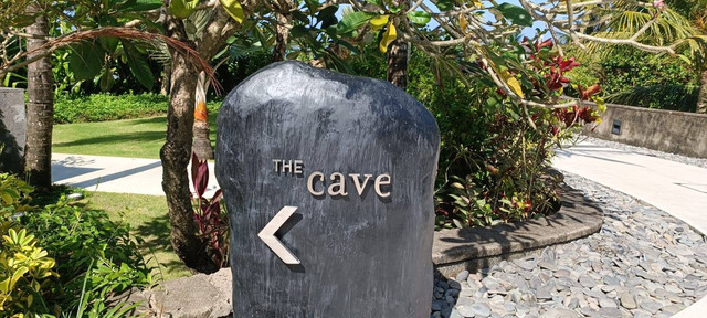 Suasana restoran dalam goa bernama The Cave di Hotel The Edge, Jalan Pura Goa Lempeh, Desa Adat Pecatu, Kabupaten Badung, Bali. Foto: Denita BR Matondang/kumparan