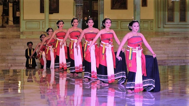 Penari tampil di Pendapi Ageng Pura Mangkunegaran, Solo. FOTO: Dok Instagram @puromangkunegaran