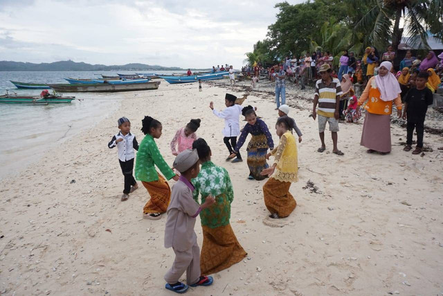 Anak-anak di Desa Pastabulu, saat latihan, kesiapan Festival Desa Nelayan 2022. Foto: Fuad GenPi Malut untuk cermat