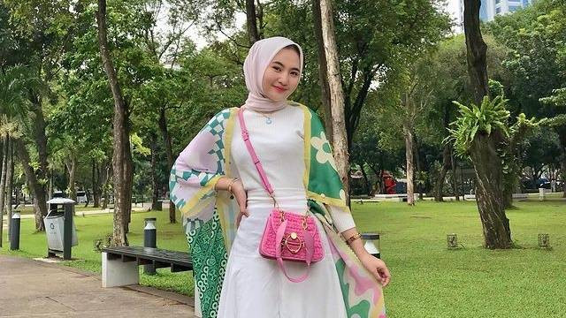 Ilustrasi style outfit dengan outer scarf. Foto: Instagram.com/intanghazll_