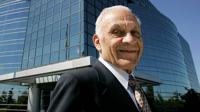 Amar Bose, pendiri dan ketua Bose Corp di depan kantor pusat perusahaan, di Framingham, Mass pada 18 September 2007. Foto: Steven Senne/AP Photo
