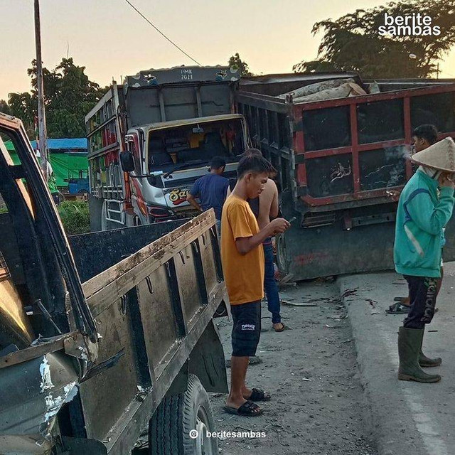 Kecelakaan beruntun di Sambas. Foto: Instagram @beritesambas