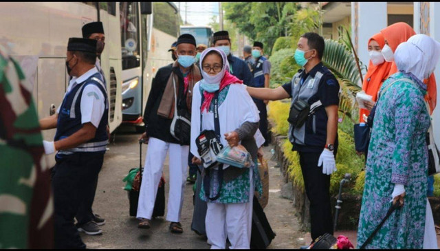 Tiba di Debarkasi Surabaya, 13 Jemaah Haji Positif Covid-19