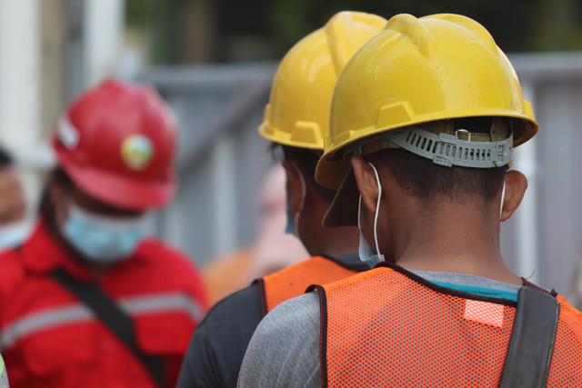 https://unsplash.com/@mufidpwt - arti warna helm proyek