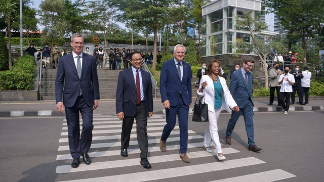 Gubernur DKI Jakarta Anies Rasyid Baswedan dan jajaran pejabat lembaga keuangan Uni Eropa (European Investment Bank), di kawasan Stasiun MRT Dukuh Atas, Jakarta Pusat, Selasa (19/7/2022). Foto: Pemprov DKI Jakarta