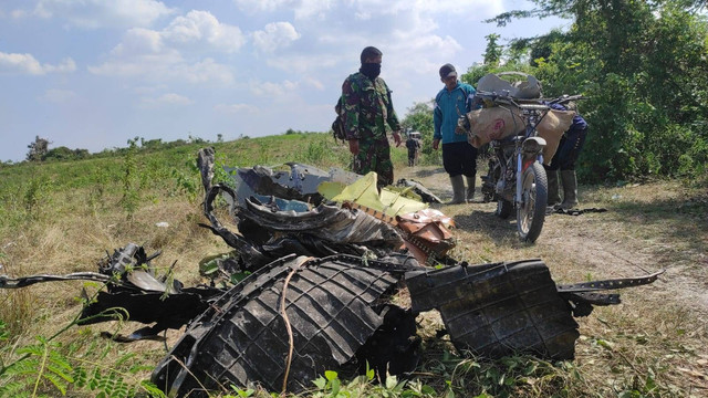 Proses evakuasi serpihan pesawat tempur T-50i Golden Eagle milik TNI AU, yang jatuh di Dusun Ngawoh, Desa Nginggil, Kecamatan Kradenan, Kabupaten Blora. (foto: priyo/ beritabojonegoro)
