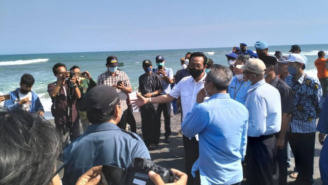 Gubernur DIY, Sri Sultan HB X, saat meninjau Pantai Depok usai diterjang gelombang tinggi. Foto: istimewa