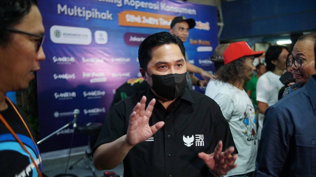 Erick Thohir usai nyanyi bareng Slank menyanyikan lagu Balikin usai Launching Slankops di Basecamp Slank, Potlot, Pancoran, Jakarta Selatan, Selasa (19/7/2022). Foto: Jamal Ramadhan/kumparan