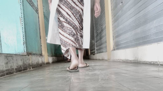 Langkah kaki buruh gendong Pasar Beringharjo, Yogyakarta. Foto: Maya P
