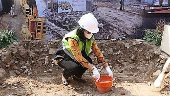 Kepala Dinas Koperasi UKM dan Perindustrian Kota Solo, Wahyu Kristina, melakukan peletakan batu pertama pembangunan sentra IKM Mebel Gilingan, Solo, Selasa (19/07/2022). FOTO: Dok Humas Pemkot Solo