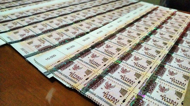 Barang bukti meterai yang diamankan dari salah satu sindikat maling materai milik PT Pos Indonesia. | Foto: Bella Sardio /Lampung Geh