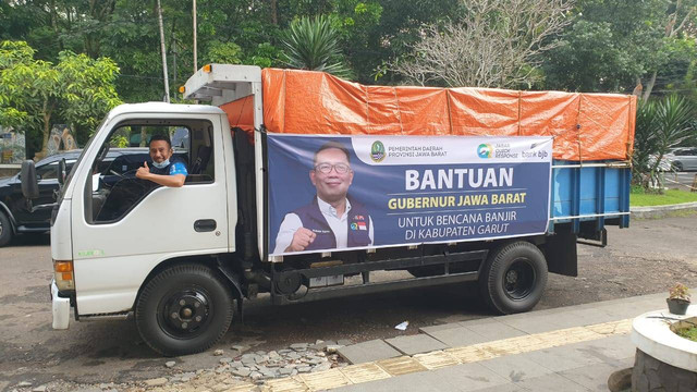 Tim Jabar Quick Response menyalurkan bantuan dari Gubernur Jabar kepada warga korban banjir di Kabupaten Garut. Foto: Istimewa