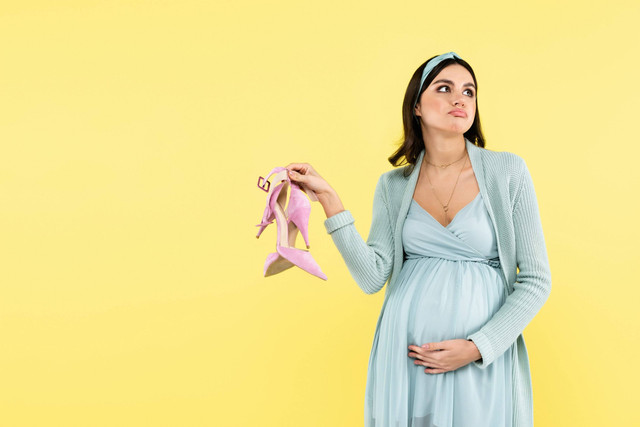 Ilustrasi Ibu Hamil Pakai Sepatu Hak Tinggi. Foto: Shutterstock