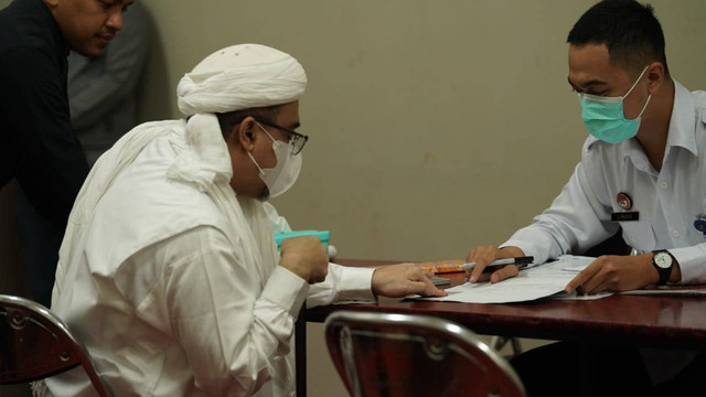 Habib Rizieq saat menyelesaikan administrasi proses bebas bersyarat.  Foto: DItjen PAS