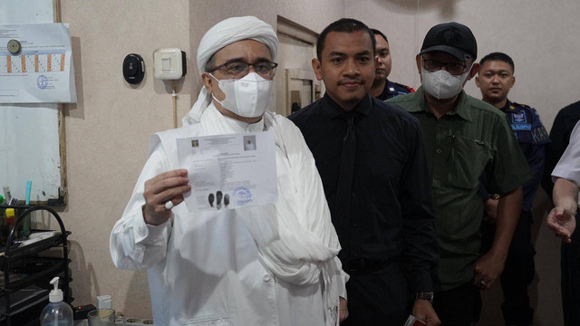 Habib Rizieq saat menyelesaikan administrasi proses bebas bersyarat.  Foto: DItjen PAS