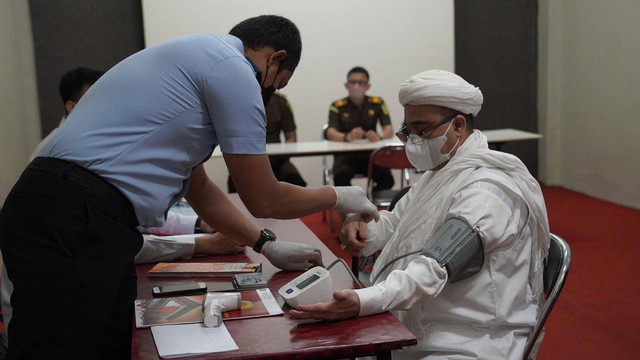 Habib Rizieq saat menyelesaikan administrasi proses bebas bersyarat.  Foto: DItjen PAS