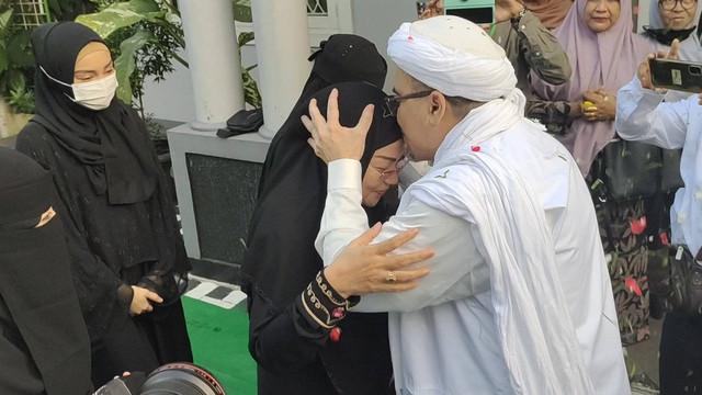 Habib Rizieq disambut keluarga saat tiba di kediamannya di Petamburan III. Foto: Twitter/@DPP_LIP