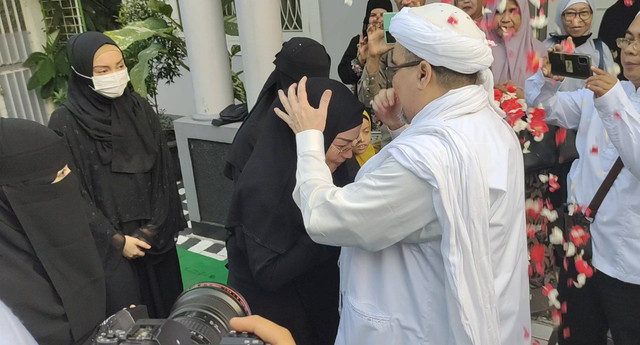 Habib Rizieq disambut keluarga saat tiba di kediamannya di Petamburan III. Foto: Twitter/@DPP_LIP