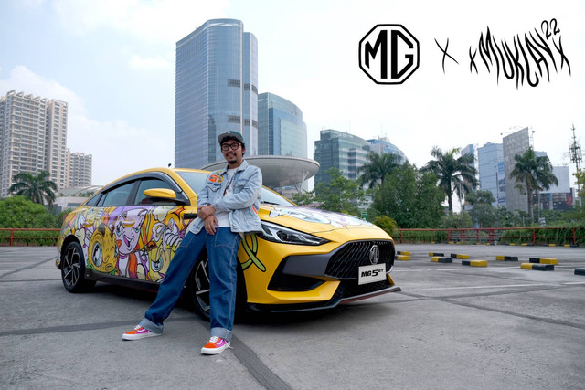Visual artist  Muchlis Fachri atau yang dikenal Muklay menuangkan karyanya di MG 5 GT. Foto: Dok. Istimewa