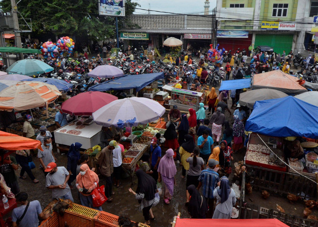 Pedagang melayani pembeli di Pasar Tugu, Bandar Lampung, Lampung, Minggu (1/5/2022). Foto: Ardiansyah/ANTARA FOTO.