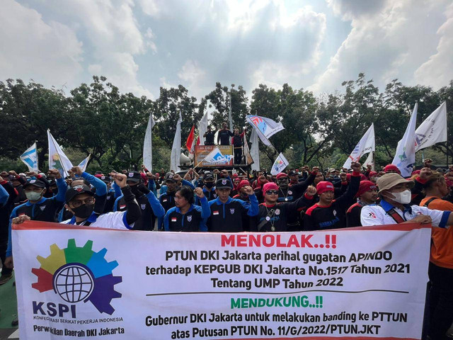 Perwakilan buruh mulai padati Jalan Medan Merdeka Selatan, Rabu (20/7). Foto: Haya Syahira/kumparan
