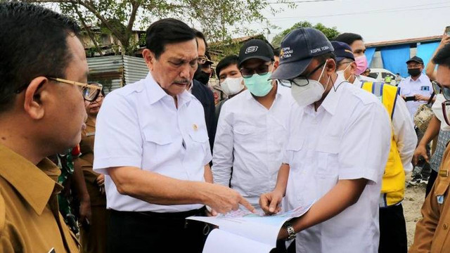 Menko Kemaritiman dan Investasi Luhut Binsar Pandjaitan dalam kunjungannya ke kawasan yang akan jadi lokasi balap F1H2O di Danau Toba, Sumatera Utara, Selasa (19/7/2022). Foto: Kemenko Kemaritiman dan Investasi/Antara