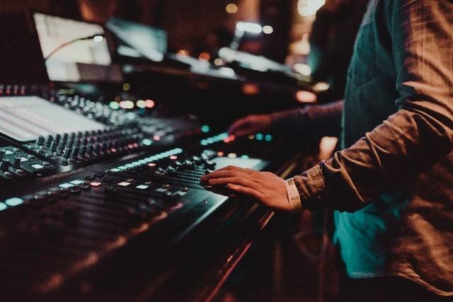 Ilustrasi cara setting mixer audio untuk vokal. Foto: Unsplash