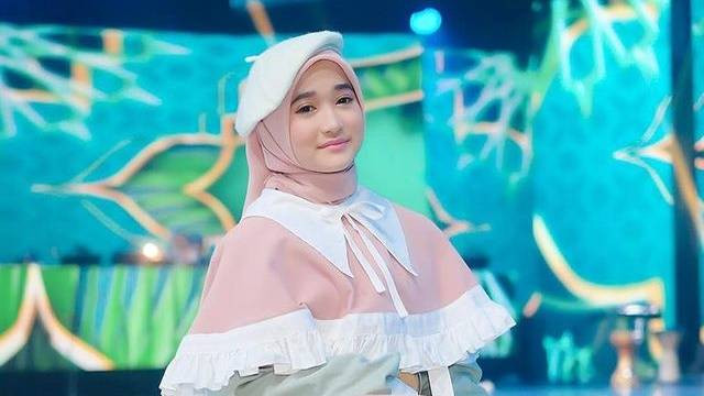 Ilustrasi potret outfit hijab dengan topi. Foto: Instagram.com/aishakeem15