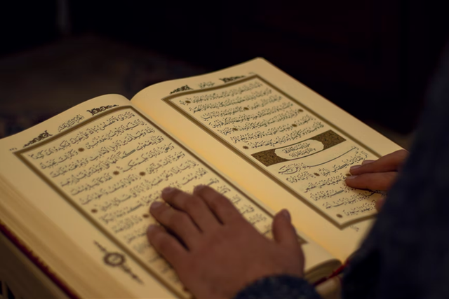 Ilustrasi membaca Surat Ali Imran ayat 190-191. Foto: unsplash.com/sohaib_alkharsa