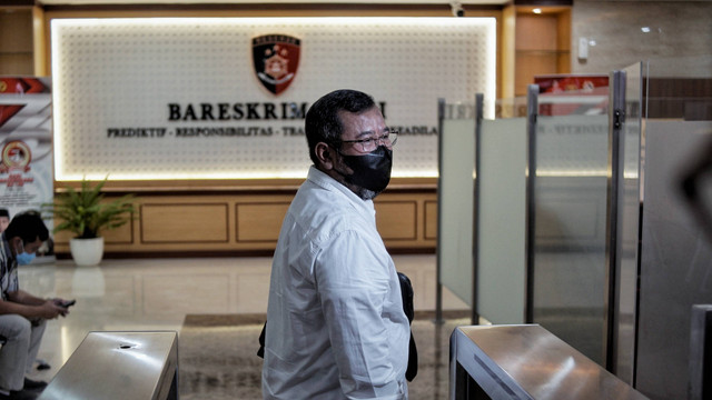 Mantan Presiden ACT Ahyudin tiba di Bareskrim Polri, Rabu (20/7/2022). Foto: Jamal Ramadhan/kumparan