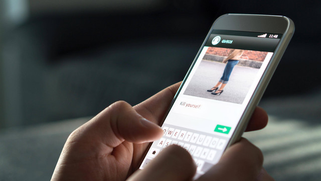 Ilustrasi mengunggah foto di media sosial. Foto: Tero Vesalainen/Shutterstock