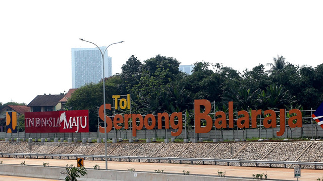 Pekerja dengan menggunakan alat berat melintas di ruas tol Serpong - Balaraja (Serbaraja) seksi 1A yang pembangunannya sudah rampung di Serpong, Tangerang Selatan, banten, Kamis (7/7/2022). Foto: Muhammad Iqbal/ANTARA FOTO