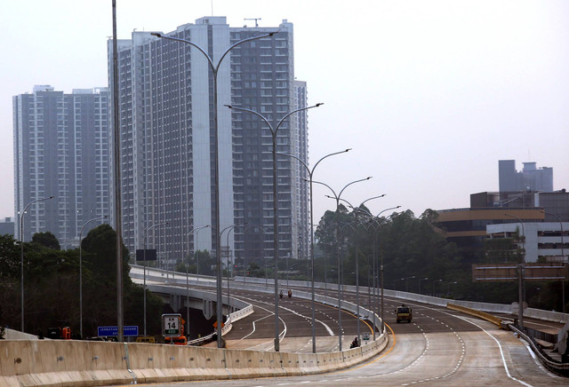Pekerja dengan menggunakan mobil truk melintas di ruas Tol Serpong Balaraja (Serbaraja) Seksi 1 A di Serpong, Tangerang, Banten, Selasa (19/7/2022). Foto: Muhammad Iqbal/ANTARA FOTO