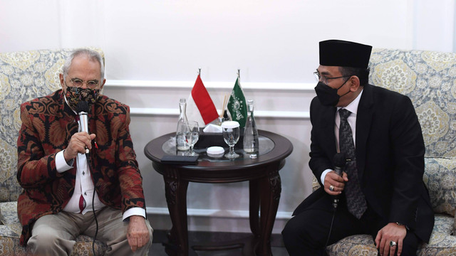 Presiden Timor Leste Jose Ramos Horta (kiri) berbincang dengan Ketua Umum PBNU (Pengurus Besar Nahdlatul Ulama) Yahya Cholil Staquf saat berkunjung ke Gedung PBNU di Jakarta, Rabu (20/7/2022). Foto: Hafidz Mubarak A/Antara Foto