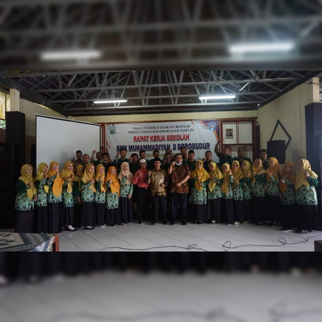 Foto Bersama Segenap Pendidik dan Tenaga Kependidikan Bersama Kasi dan Pengawas SMK